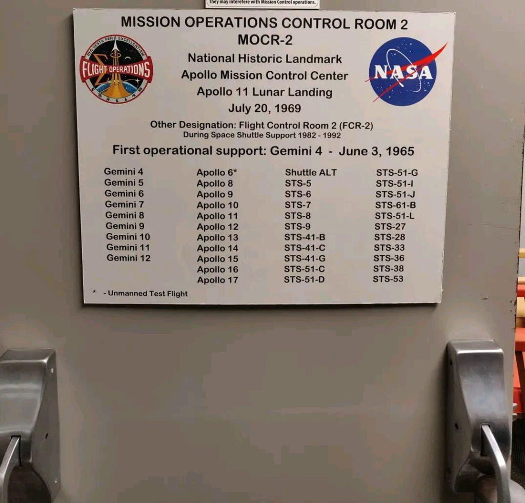 A las afueras de Houston, en Clear Lake, Texas, se encuentra el Centro Espacial Lyndon B. Johnson (JSC), sede de operaciones de vuelos espaciales humanos para la Administración Nacional de Aeronáutica y del Espacio (NASA).